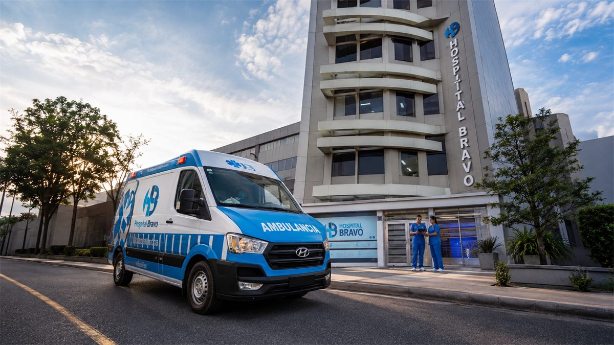 Ambulancia de Hospital Bravo frente a nuestras instalaciones